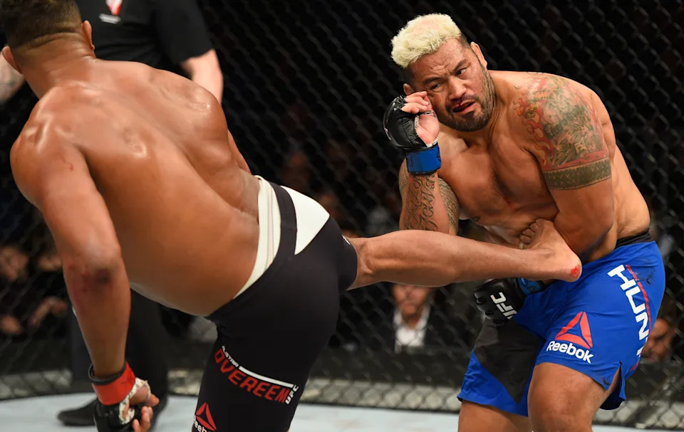 LAS VEGAS, NV - MARCH 04: (L-R) Alistair Overeem of the Netherlands kicks Mark Hunt of New Zealand in their heavyweight bout during the UFC 209 event at T-Mobile Arena on March 4, 2017 in Las Vegas, Nevada.  (Photo by Josh Hedges/Zuffa LLC/Zuffa LLC via Getty Images)