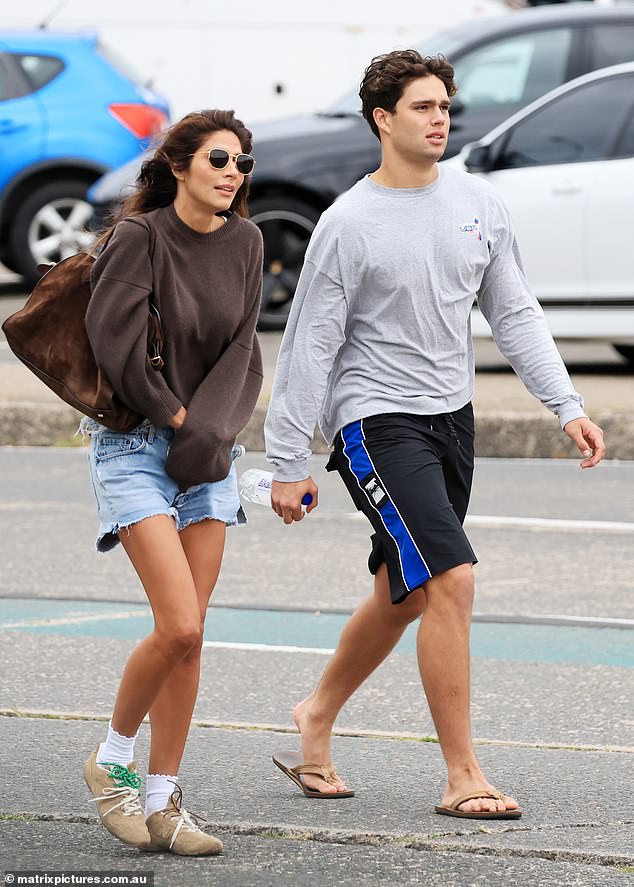 Pia finished off her glam-chic look with a large brown handbag she hung over her arm