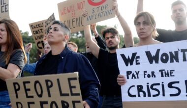 Recession odds climb on Wall Street as economy shows cracks beneath the surface