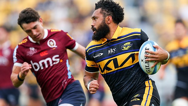 Fehi Fineanganofo of the Hurricanes breaks away for a try.