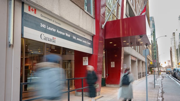 Union urges federal government to halt early retirement program for public servants