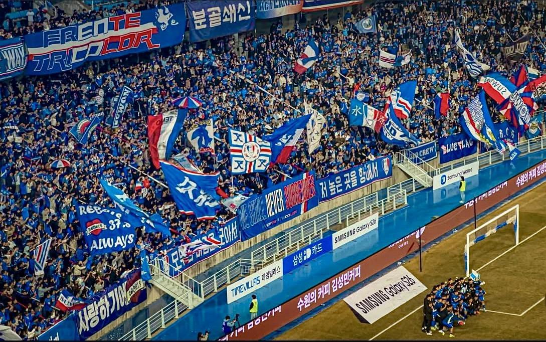 Suwon Samsung Bluewings players pose with fans in the stands after the K League 2 2026 Round 1 opening match against Seoul E-Land at Suwon World Cup Stadium in Suwon, Gyeonggi Province, Feb. 28. Captured from @gnariy_blue