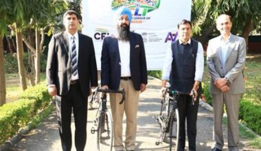 Mansukh Mandaviya unveils logo of World's first franchise based "Cycling League of India"