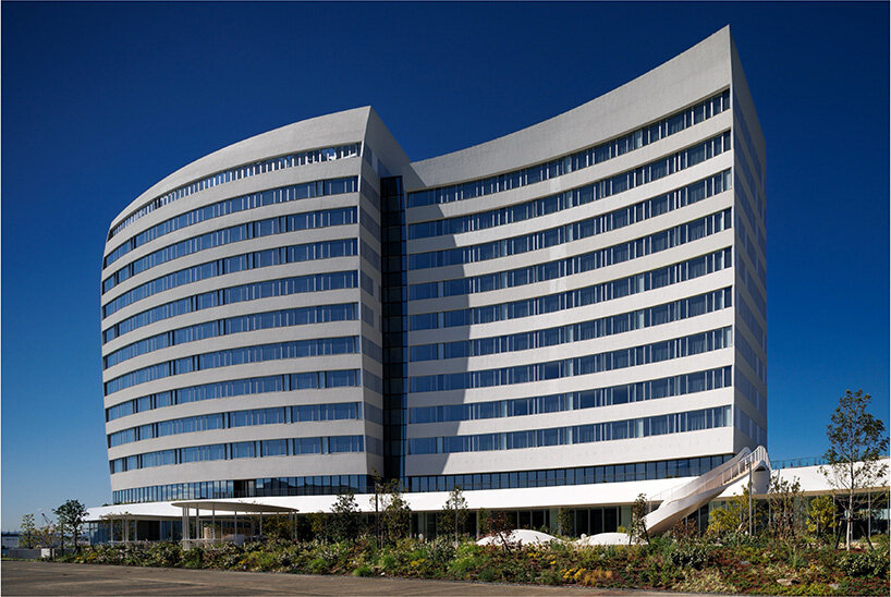 curved twin volumes shape the risonare shimonoseki hotel along japan's kanmon strait - 4