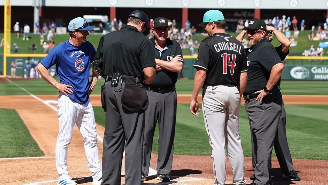 Diamondbacks' Counsell makes pro debut against father Craig's Cubs
