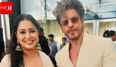 Shah Rukh Khan reunites with ‘Raees’ and ‘Jab Tak Hai Jaan’ singer Harshdeep Kaur at Arjun Tendulkar’s wedding |