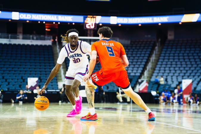 Men's Basketball Advances to OVC Championship Defeating UT Martin 68-55