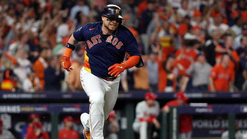 Astros sign catcher Christian Vázquez to minor league deal