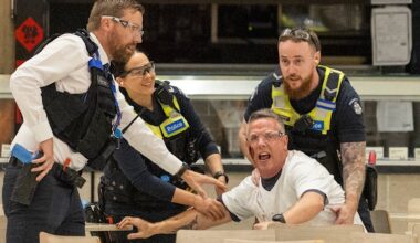 Police prepare for terror threat with three scenarios at Melbourne shopping centre