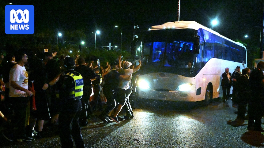 Protesters surround Iran team bus on Gold Coast after Asian Cup match against the Philippines