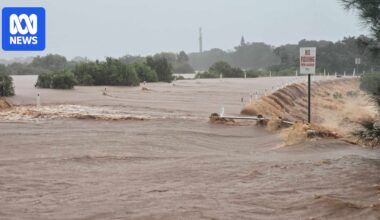 Central Queensland communities on alert as major flood warning issued for Burnett River