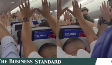 Passenger removed from US flight after Ramadan prayer reminder 'misunderstood' as threat