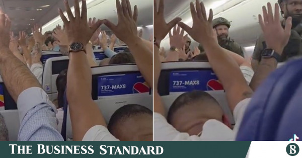 Passenger removed from US flight after Ramadan prayer reminder 'misunderstood' as threat