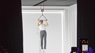 Honor Magic V6’s hinge fully supporting a person’s weight