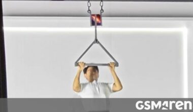 Honor Magic V6's hinge was put to another test as a company manager used it to do pull-ups