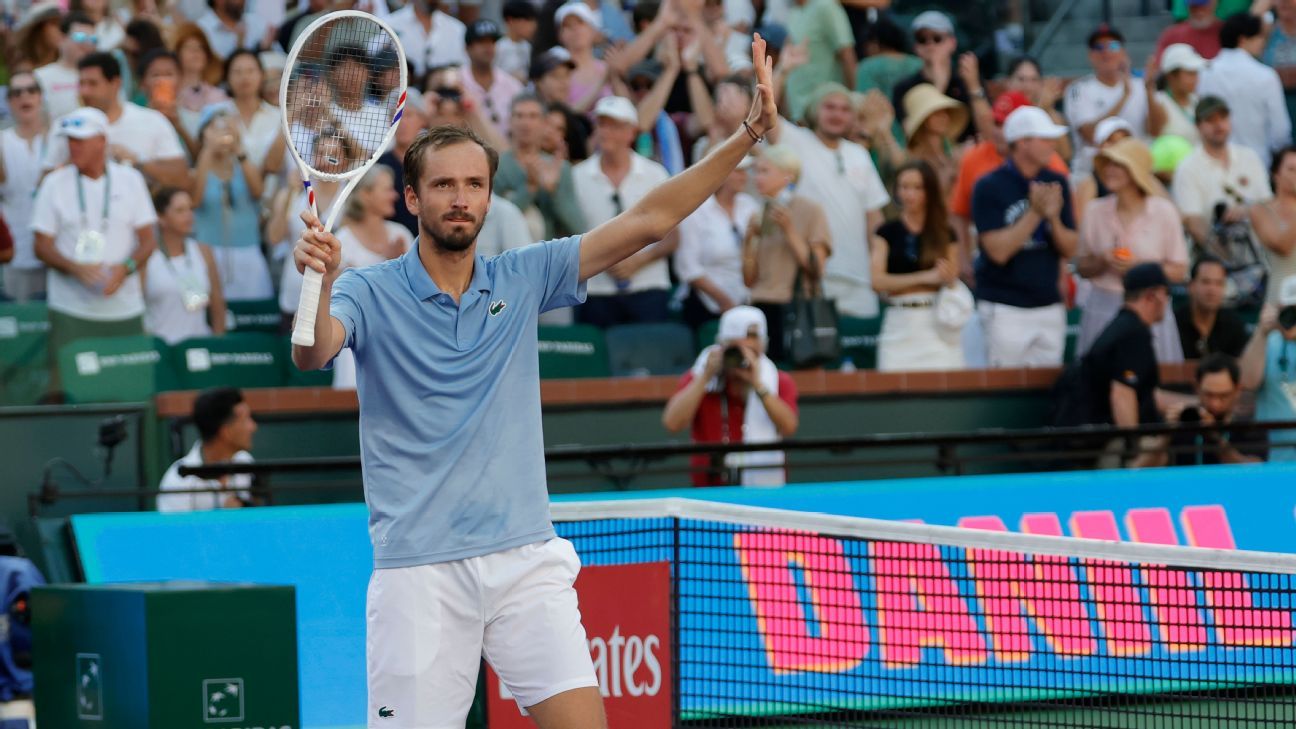 Daniil Medvedev hands Carlos Alcaraz 1st loss of '26 at Indian Wells