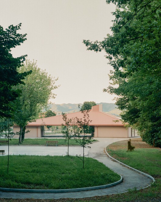 Under The Pink Roof  / Caret Studio - Image 2 of 14