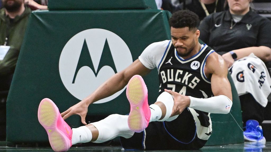 Giannis Antetokounmpo exits Bucks' win after awkward landing