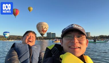 Videos capture moment hot air balloon knocks kayakers into lake during Canberra Balloon Spectacular