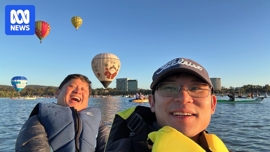 Videos capture moment hot air balloon knocks kayakers into lake during Canberra Balloon Spectacular