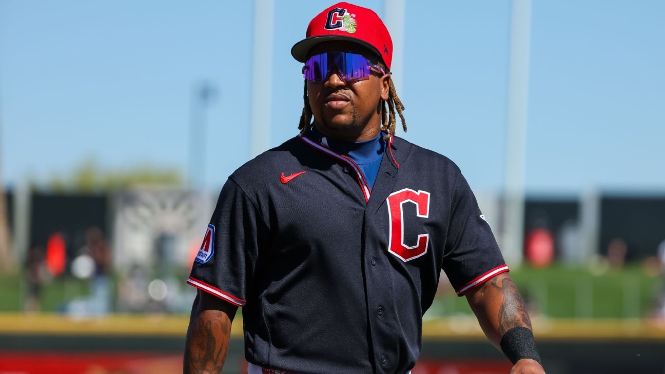 Guardians' Jose Ramírez day-to-day after jamming shoulder on slide