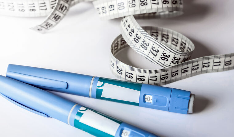 Semaglutide injecting pen with measuring tape