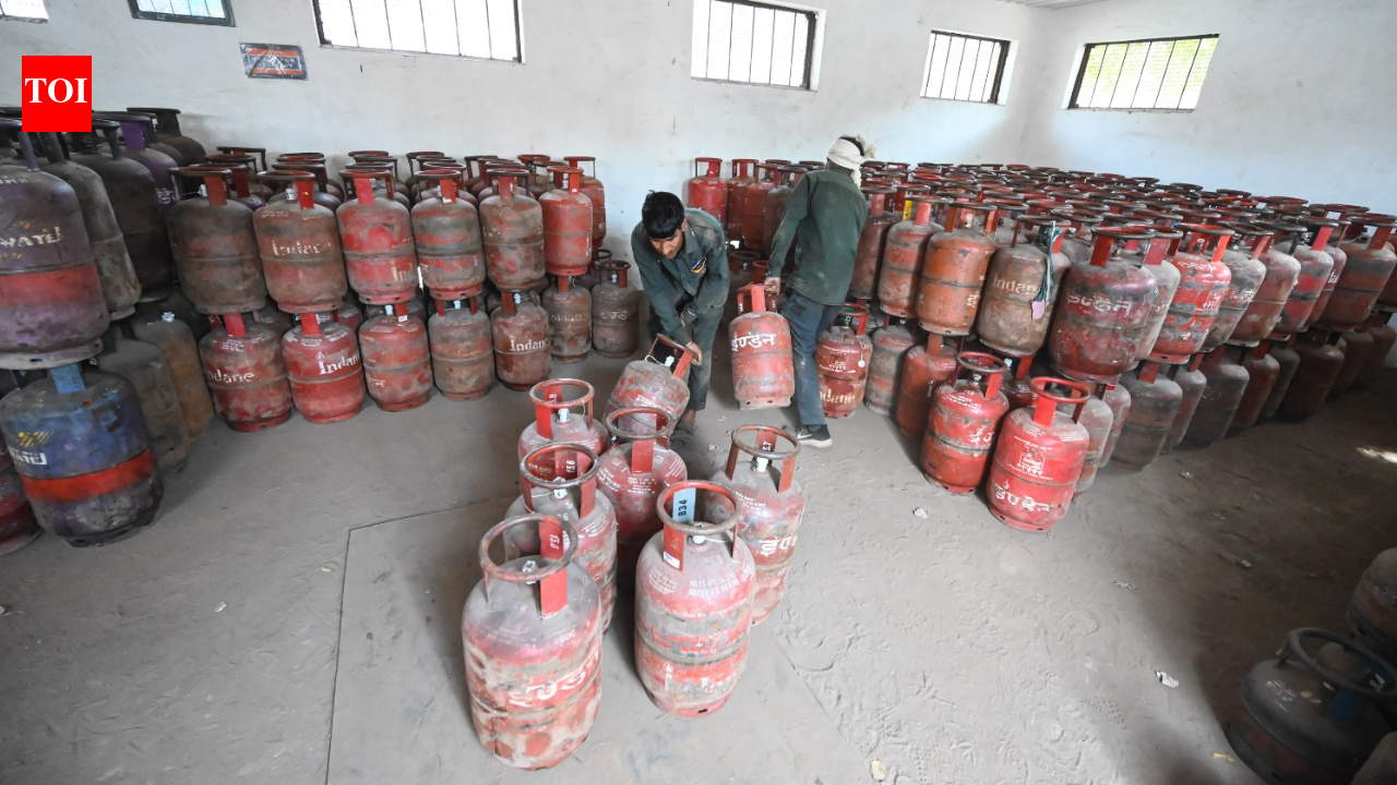 LPG Gas Crisis in India Live Updates: LPG supply situation still a concern but no dry-out at distributors, says Centre; states urged to crack down on hoarding