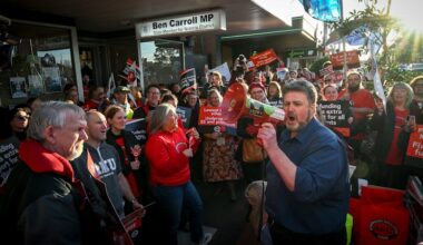 Premier pleads with teachers to abandon industrial actions