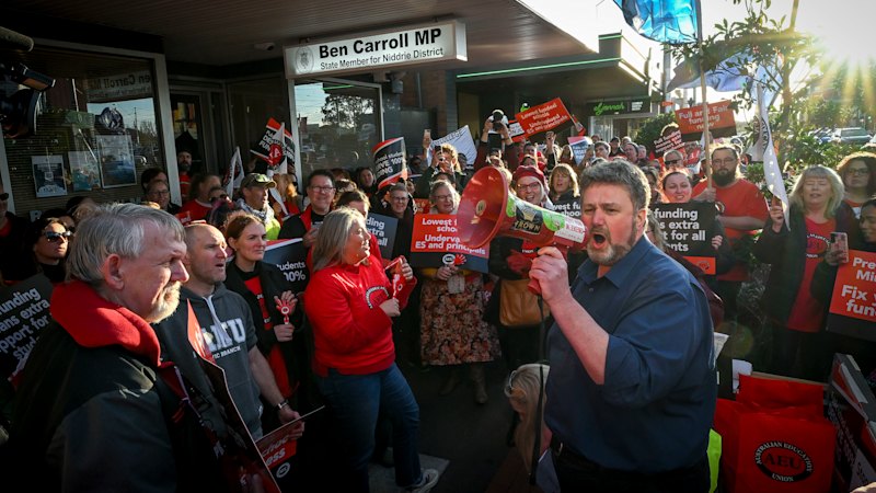 Premier pleads with teachers to abandon industrial actions