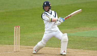 Alex Davies steps down as Warwickshire captain