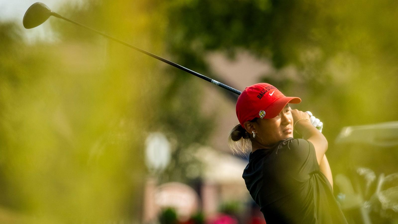 Skylar Dean putting at the Brittany Kelly Classic