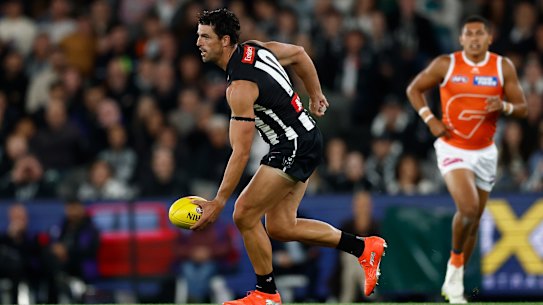Scott Pendlebury of the Magpies in action.