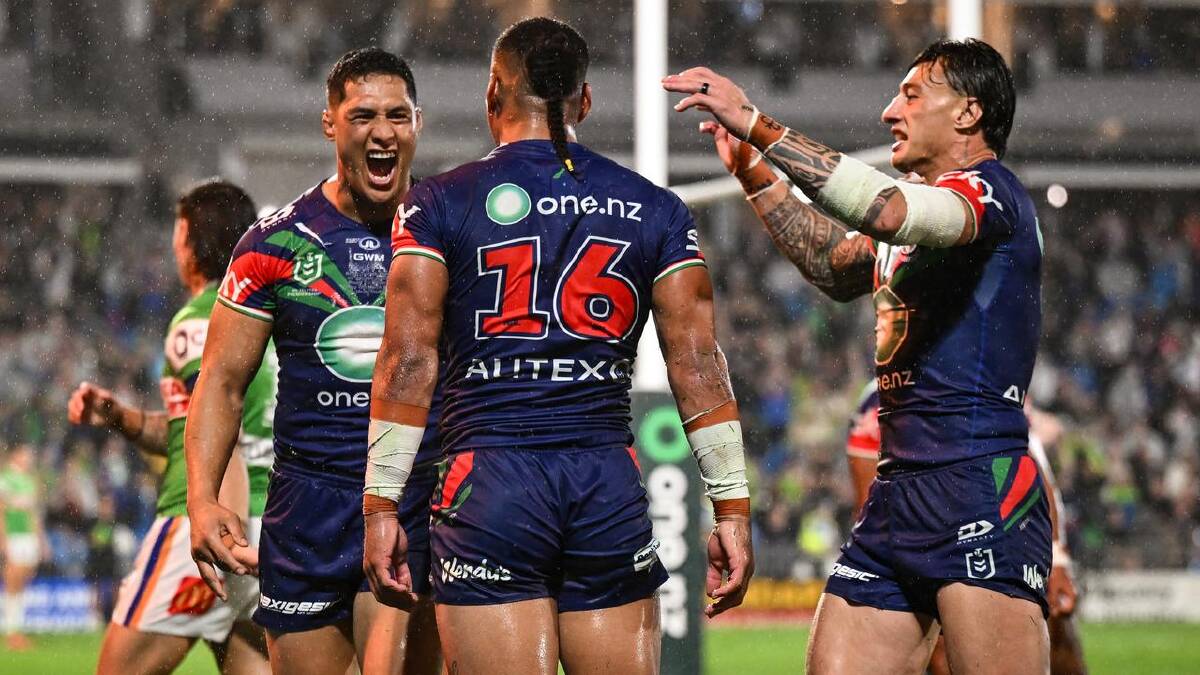 Roger Tuivasa-Sheck (L) celebrates a Warriors try during their round-two win over Canberra. (Andrew Cornaga/AAP PHOTOS)