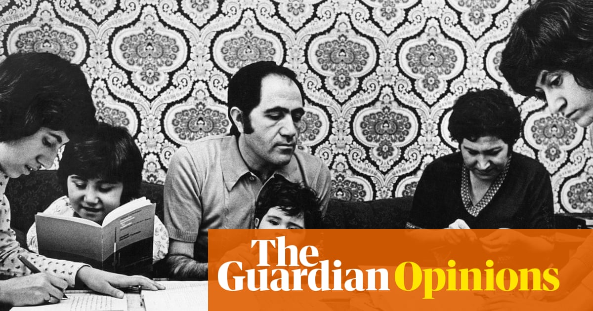 In an Istanbul market, I came across an old German phrase book – and a reminder of how not to speak to migrants | Carolin Würfel