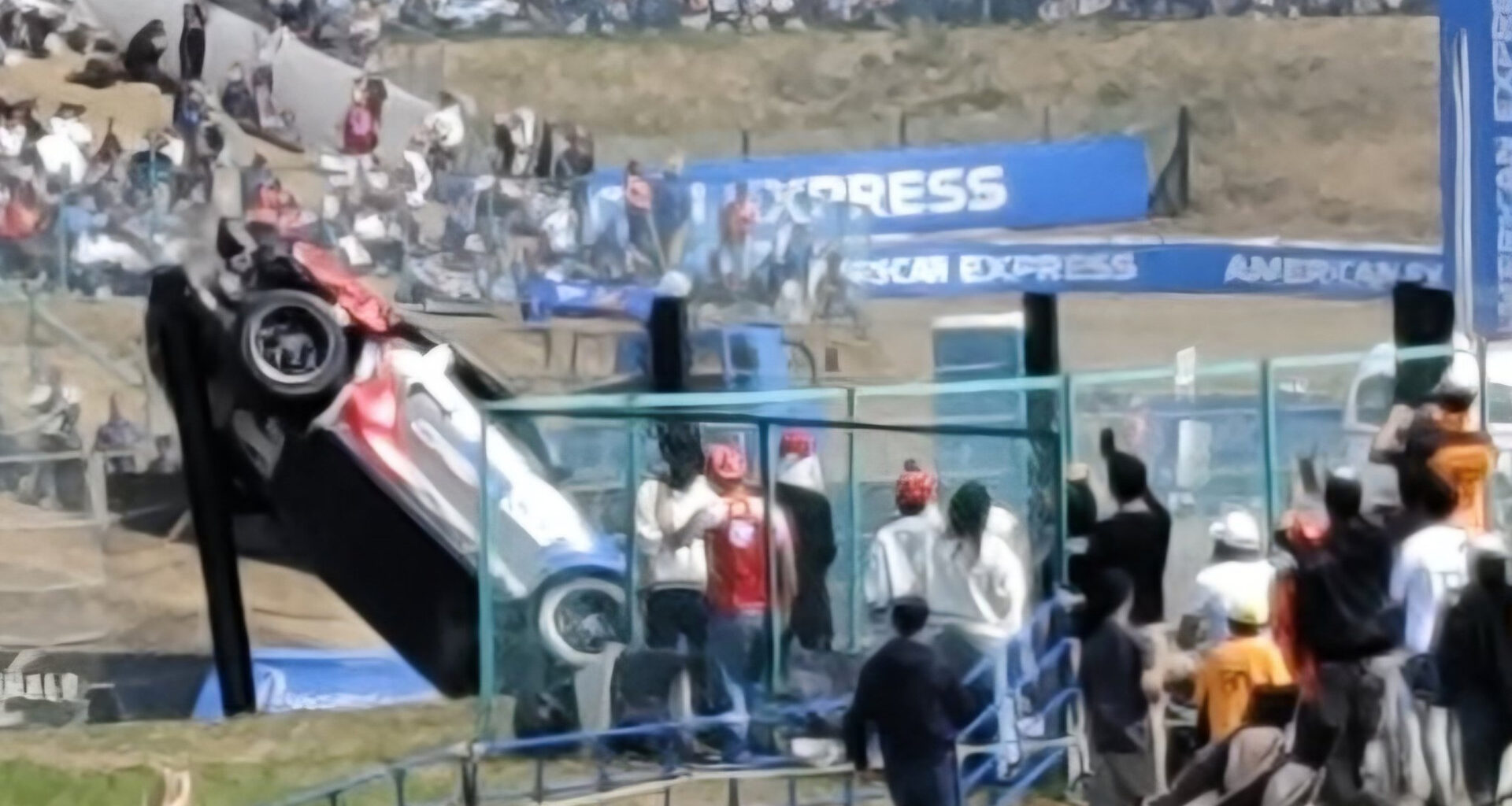 F1 news: Porsche jumps fence in Japanese GP support race