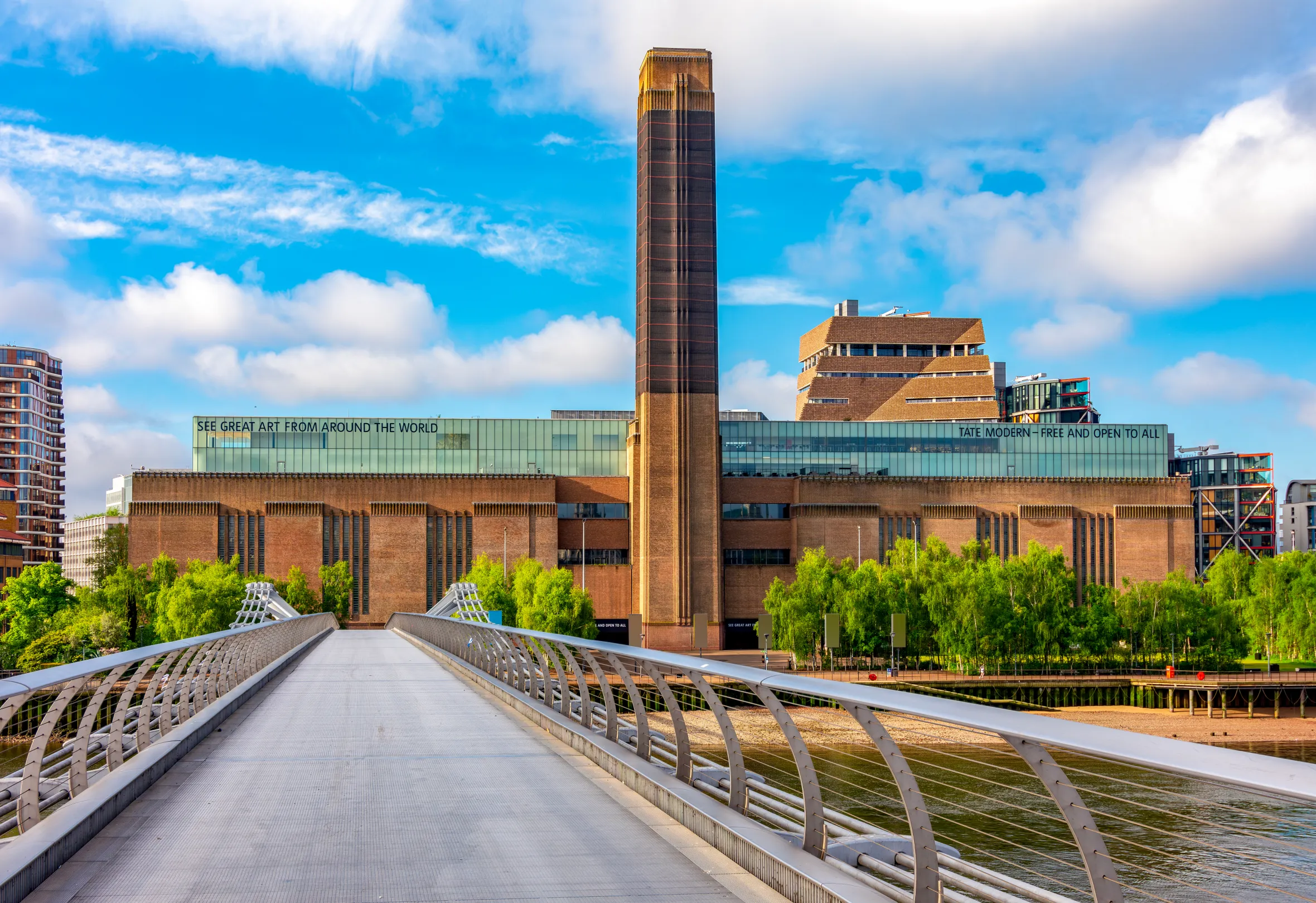 Tate Modern gallery and Millennium Bridge in London, UK.