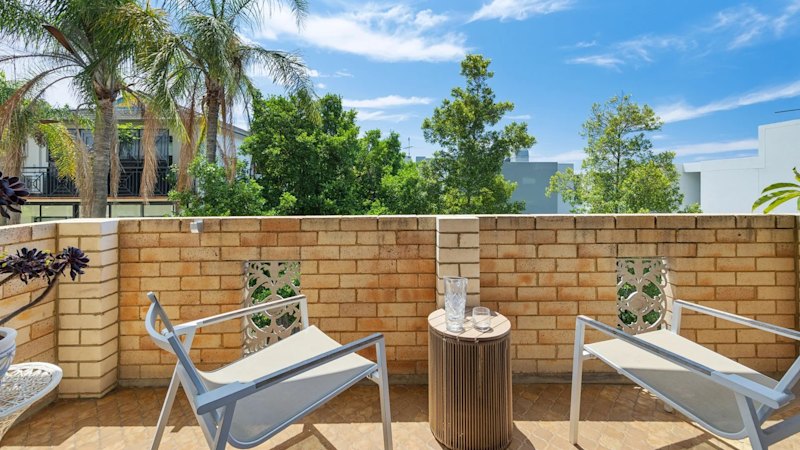 Coogee unit and Bilgola Beach house go under the hammer