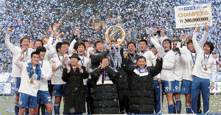 Suwon Samsung Bluewings players and coaches celebrate securing the K League championship at Suwon World Cup Stadium in Suwon, Gyeonggi Province, Dec. 7, 2008. Korea Times photo by Koh Young-kwon