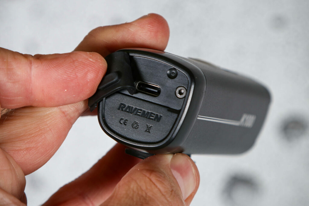 2025-ravemen-k1000-usb-rechargeable-ai-nighttime-front-light-usb-port-scaled.jpg