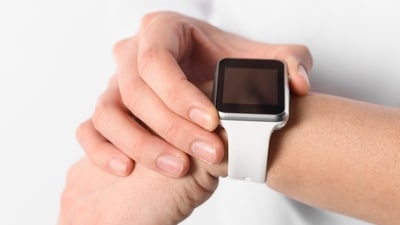 UK nutritionist Zib Atkins warns against wearing Apple Watches and other wearable tech due to potential health risks. He's concerned about radiofrequency signals and 'forever chemicals' (PFAS) in watch bands. (Freepik)