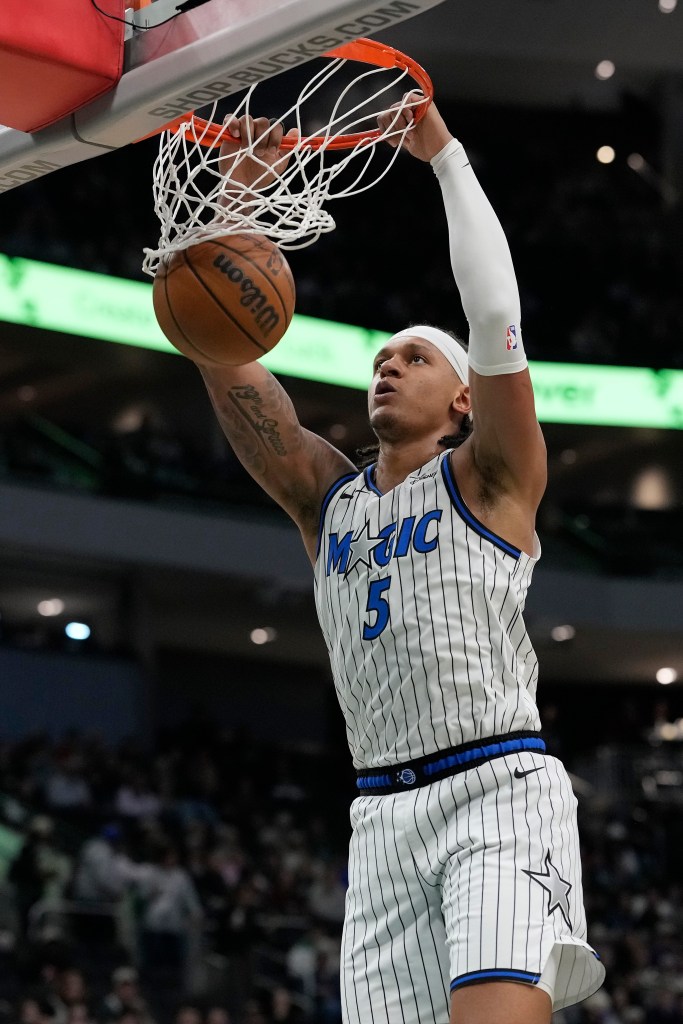Paolo Banchero dunks the ball
