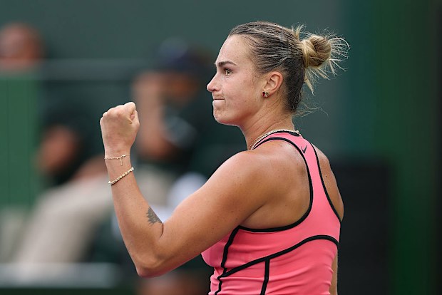 Aryna Sabalenka reacts against Linda Noskova.