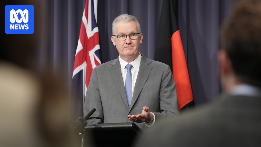 Federal government's ban on Iranian tourists to block 7,000 visa holders from Australia