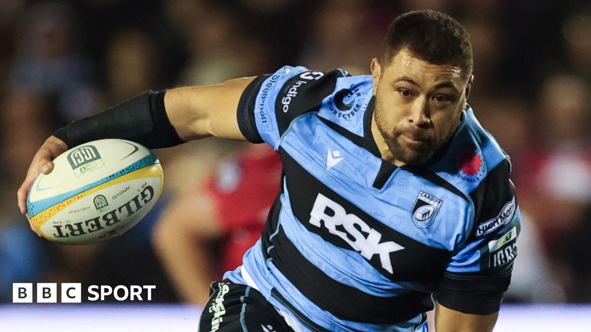 Taulupe Faletau powers forward with ball in right hand