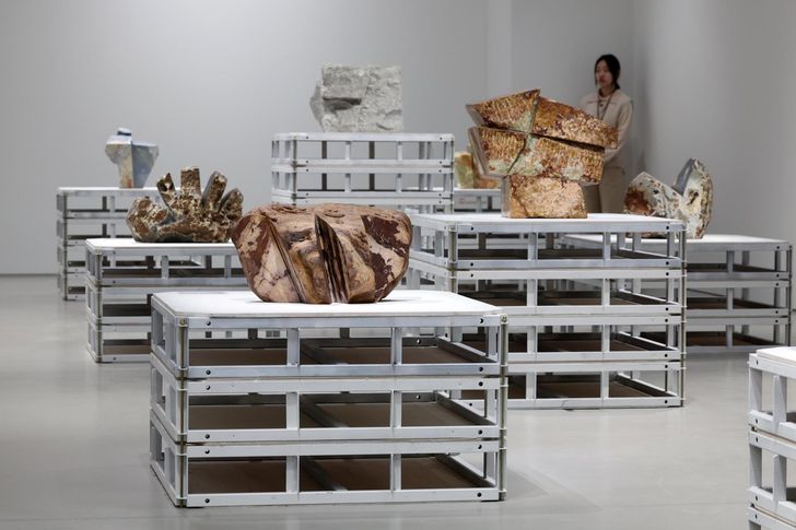 Kim Yun-shin's stone sculptures are on view at the second floor of the Hoam Museum of Art. After spending time in quarries in Mexico and Brazil, Kim turned her attention to stone — onyx and sodalite — and coaxing luminous forms from materials just as demanding as the hardwoods. Newsis