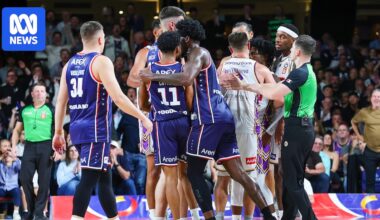 Adelaide 36ers beat Sydney Kings to level NBL finals, Kendric Davis and Bryce Cotton clash