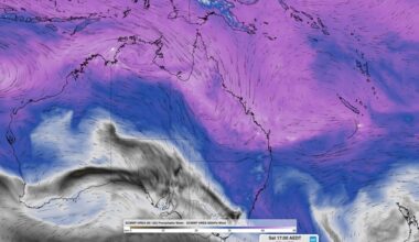 Queensland flood risk as heavy tropical rain spreads south