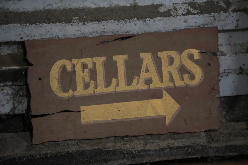 A sign pointing towards cellars