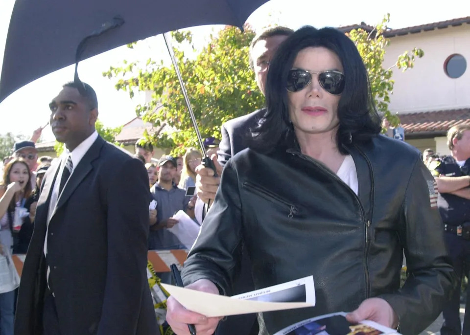 MICHAEL JACKSON - HE LEAVES THE COURT ROOM AFTER A HEARING