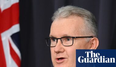 ‘Massive betrayal’: Iranian nationals with valid tourist visas blocked from entering Australia for six months | Australian immigration and asylum